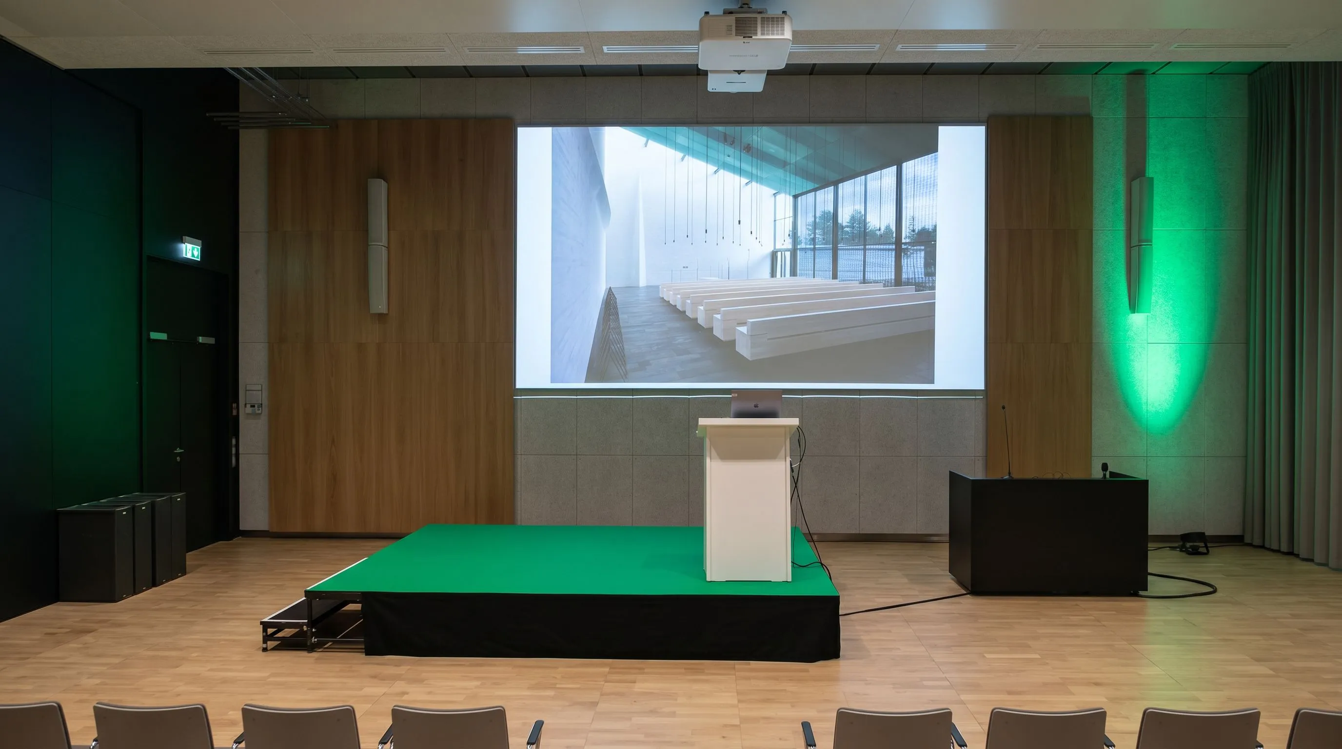 3x2 m esiintymislava vihreällä matolla, Helsinki