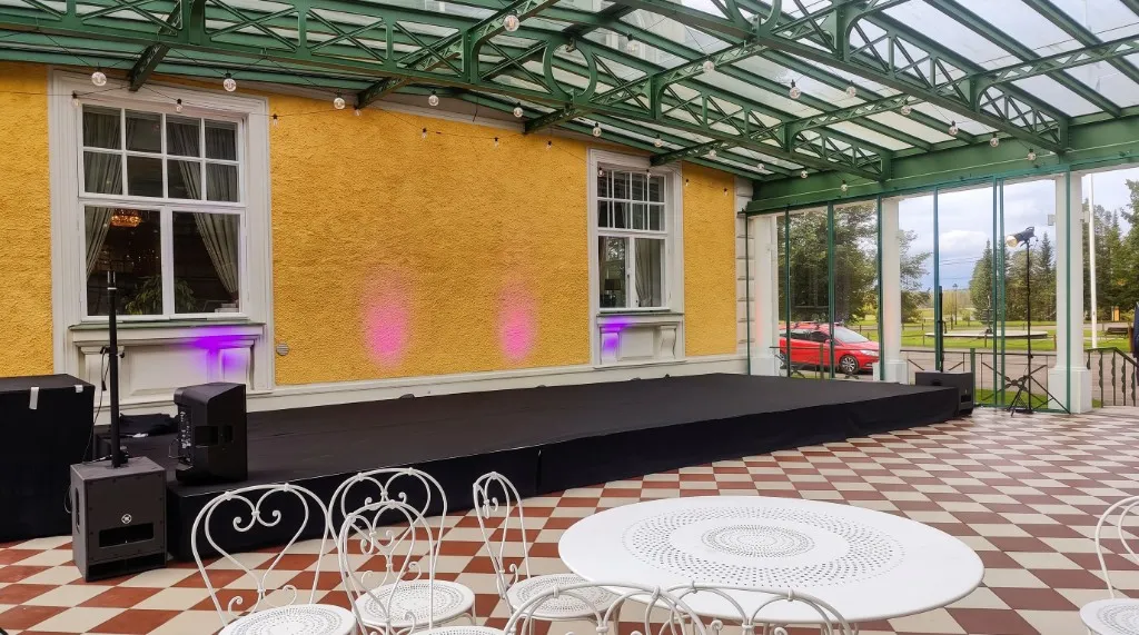 9x4 m esiintymislava big bandille kartanon terassilla, 40 cm korkea